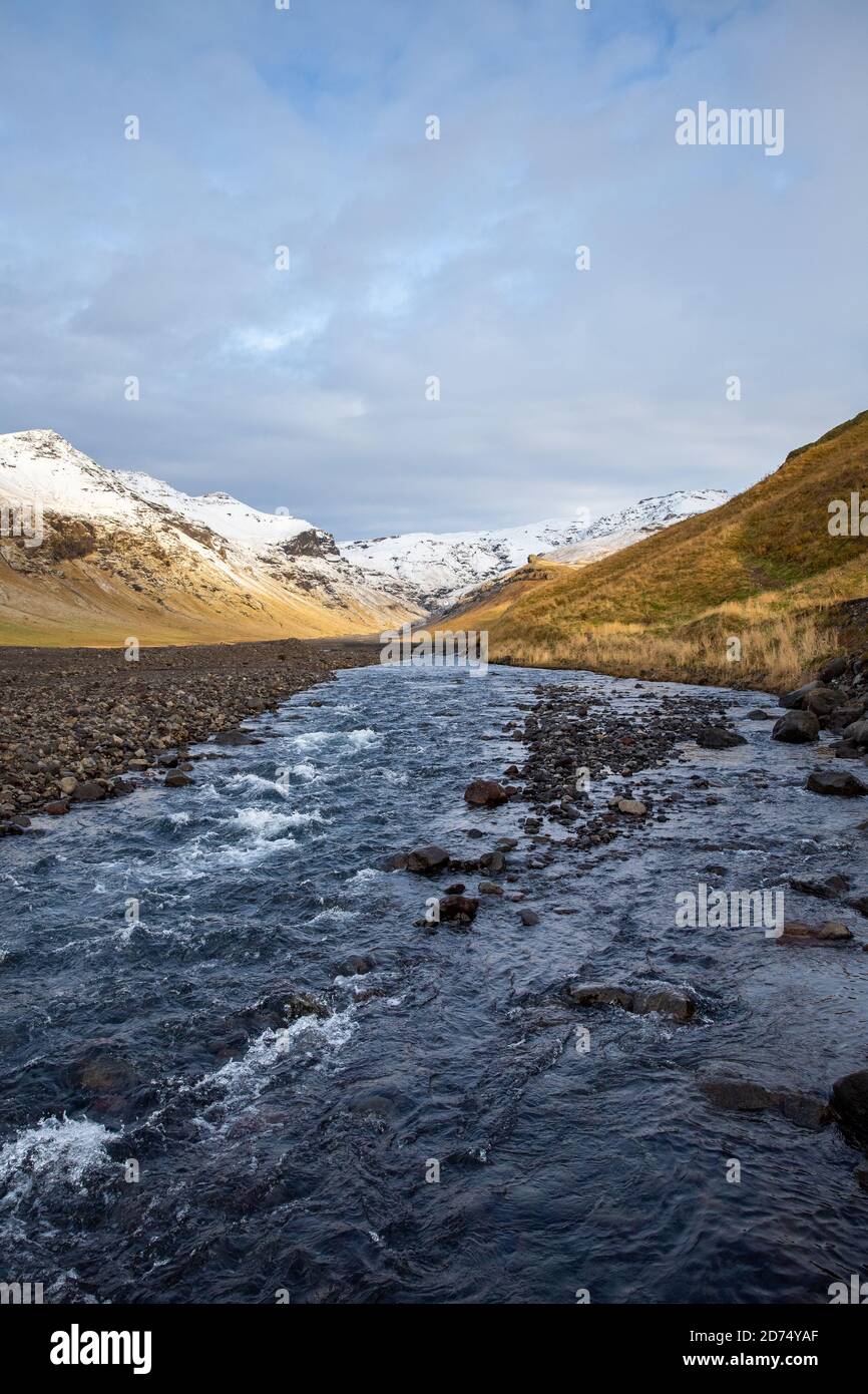 Schmelzwasser fließt von den verschneiten Bergen, Südisland Stockfoto