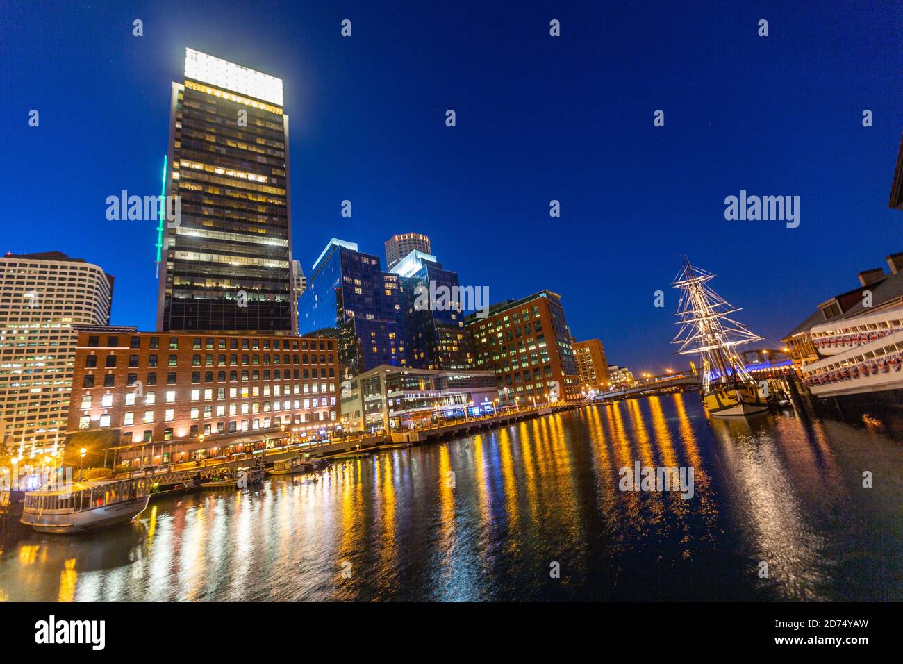 Finanzviertel vom Children's Wharf Park in der Dämmerung, Boston, Massachusetts, USA Stockfoto