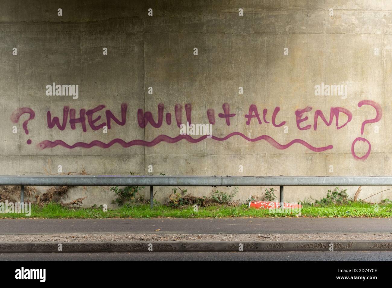 Graffiti fragt, wann alles enden wird? Gemalt unter einer Brücke in Bezug auf die Coronavirus covid-19 Pandemie im Jahr 2020, Großbritannien Stockfoto