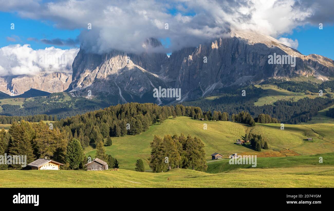 Seiser Alm, Seiser Alm, Südtirol mit Langkofel und Plattkofel in Wolken Stockfoto