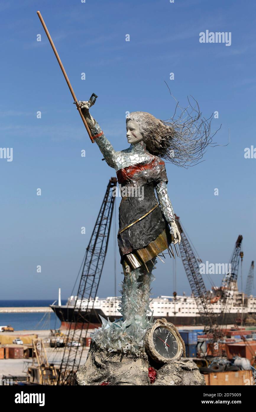 Beirut, Libanon. Oktober 2020. Beirut, libanesische Künstler schaffen eine Statue einer Dame, indem sie die Trümmer der Beiruter Hafenexplosion verwenden. August 2020. Am 20. Oktober 2020 ist in der Nähe des Hafens von Beirut im Libanon eine Statue einer Dame zu sehen. Libanesische Künstler schaffen eine Statue einer Dame, indem sie die Trümmer der Beirut Hafenexplosion benutzen, wobei eine Uhr im Moment der Explosion am 4. August 2020 gegen 18:08 Uhr stoppt. Quelle: Bilal Jawich/Xinhua/Alamy Live News Stockfoto