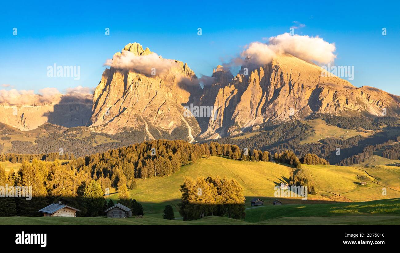 Seiser Alm, Seiser Alm, Südtirol mit Langkofel und Plattkofel in Wolken Stockfoto