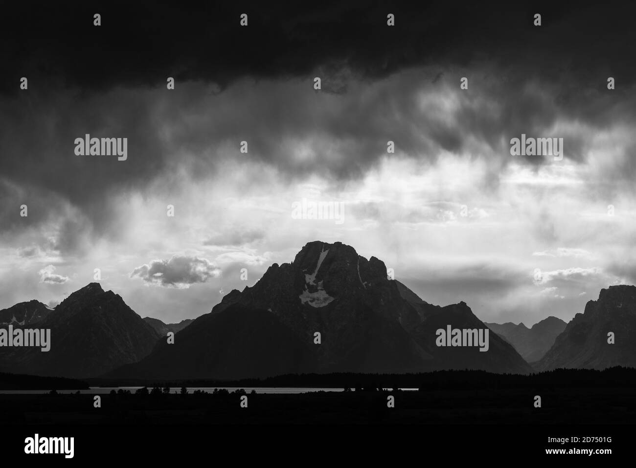 Sturmwolken und Regenschauer, die sich von den Teton Mountains und dem Mount Moran abspalten. Grand Teton National Park, Wyoming Stockfoto
