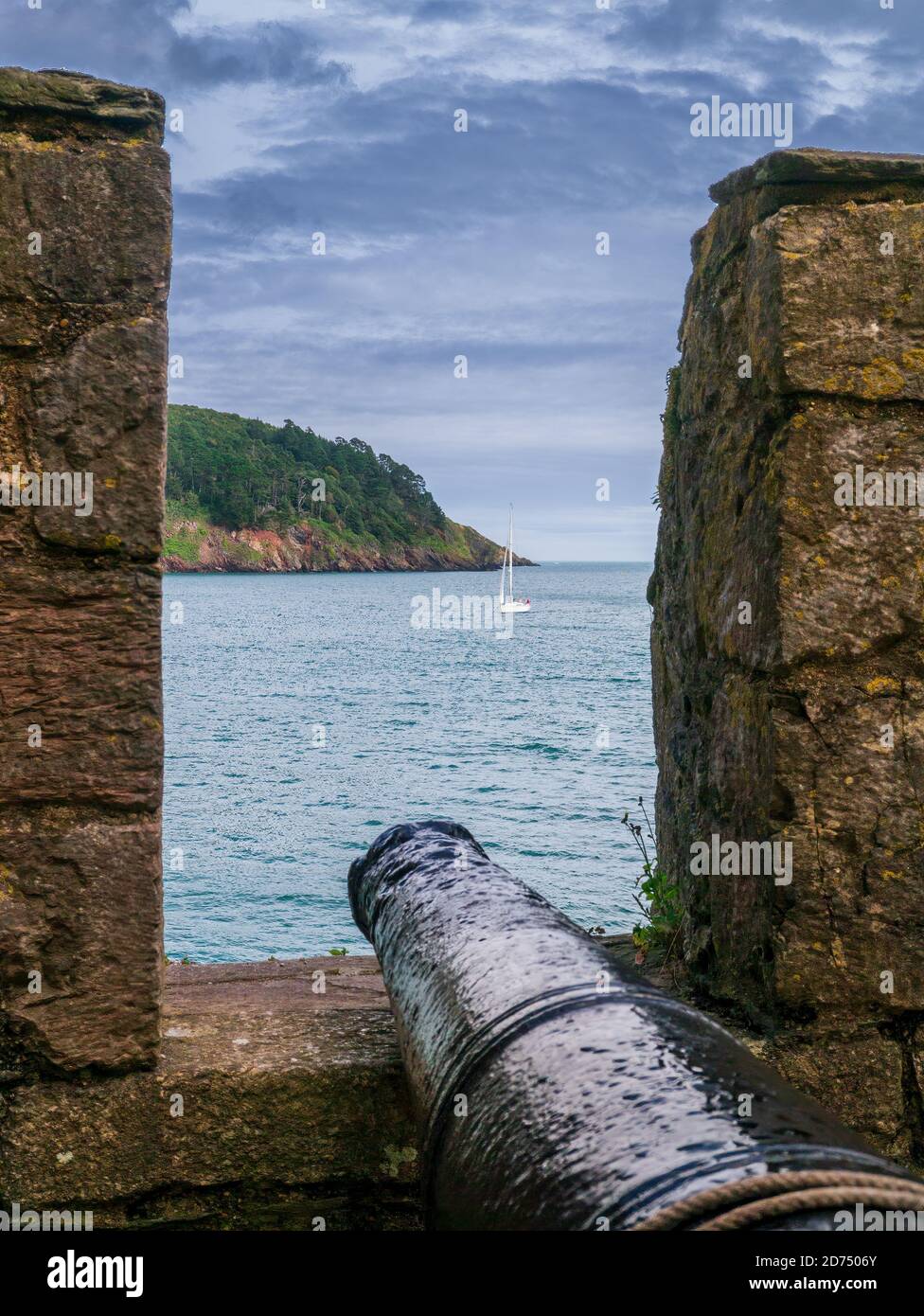 Cannon Blick über den Fluss Dart in Dartmouth, Devon, Großbritannien Stockfoto