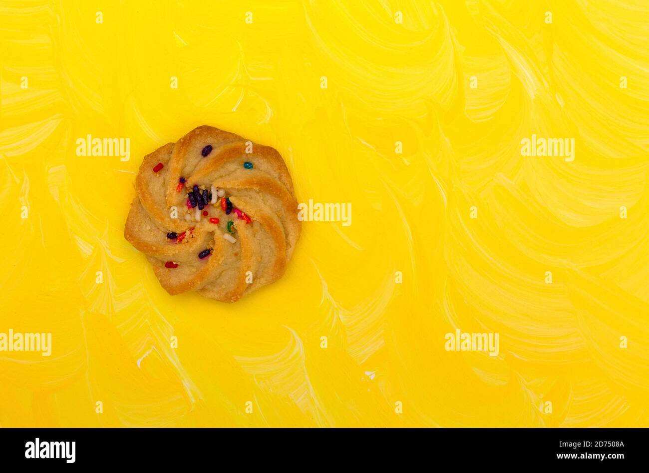 Shortbread-Plätzchen mit Streuseln auf hellgelbem Hintergrund. Stockfoto