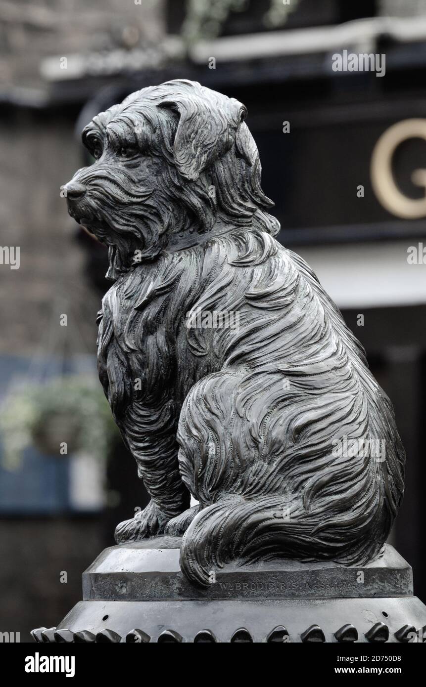 Berühmte Hundestatue von Greyfriars Bobby. Diese Gedenkskulptur eines Skye Terrier befindet sich in der Altstadt von Edinburgh Stockfoto