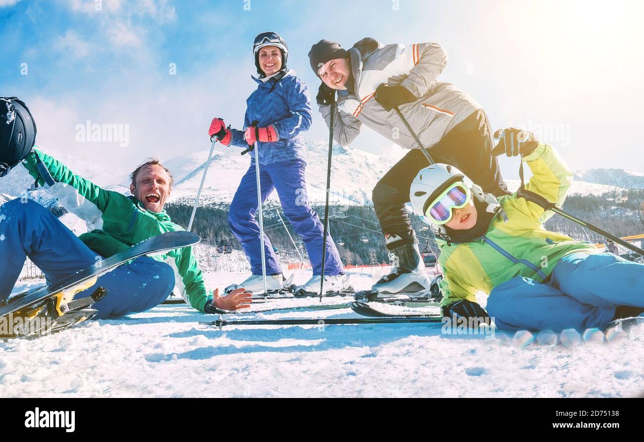 Eine Familie mit kleinen Sohn gekleidet Ski-Kleidung aufrichtig lächelnd Und lachend posiert für Foto auf der Schneeschanze Im slowakischen Skigebiet während Th Stockfoto