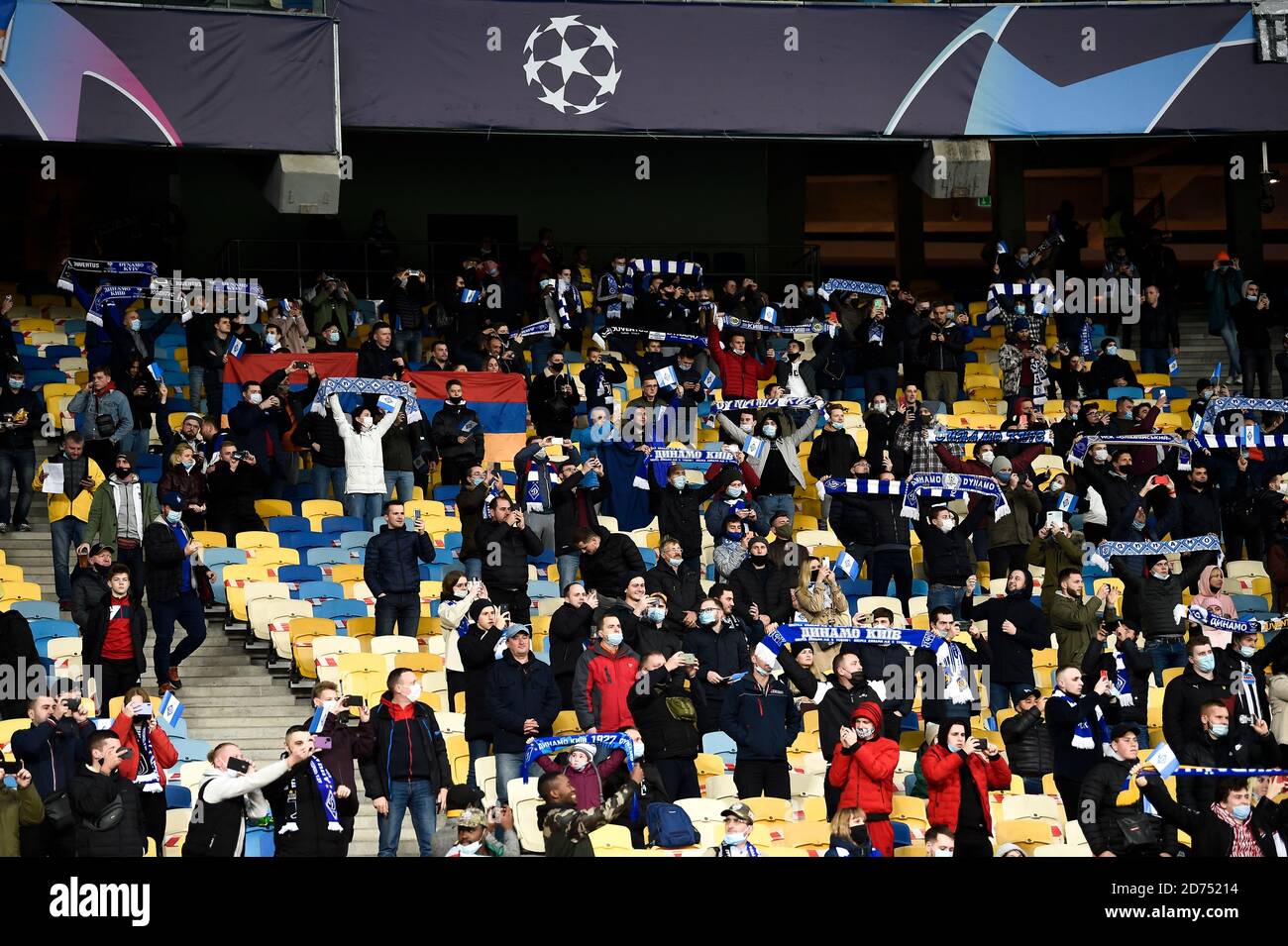 Kiew, Ukraine. Oktober 2020. KIEW, UKRAINE - 20. Oktober 2020: Fans besuchen das UEFA Champions League Fußballspiel zwischen dem FC Dynamo Kiew und dem FC Juventus. (Foto von Nicolò Campo/Sipa USA) Quelle: SIPA USA/Alamy Live News Stockfoto