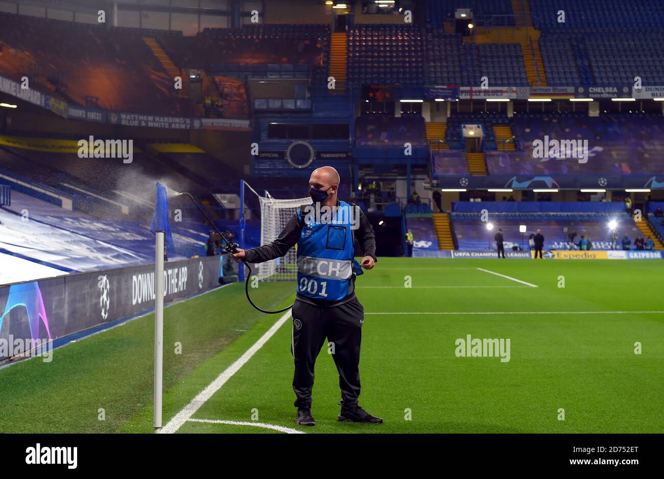 Bodenpersonal desinfiziert vor dem Champions-League-Spiel in Stamford Bridge, London, eine Eckflagge. Stockfoto