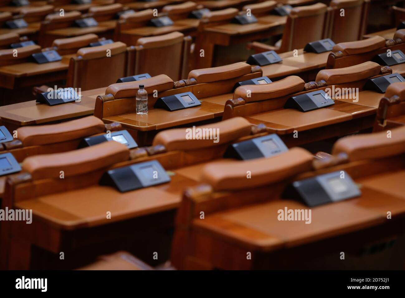 Bukarest, Rumänien - 20. Oktober 2020: Leere Sitze im Abgeordnetenhaus des rumänischen Parlaments während des Ausbruchs des Covid-19. Stockfoto