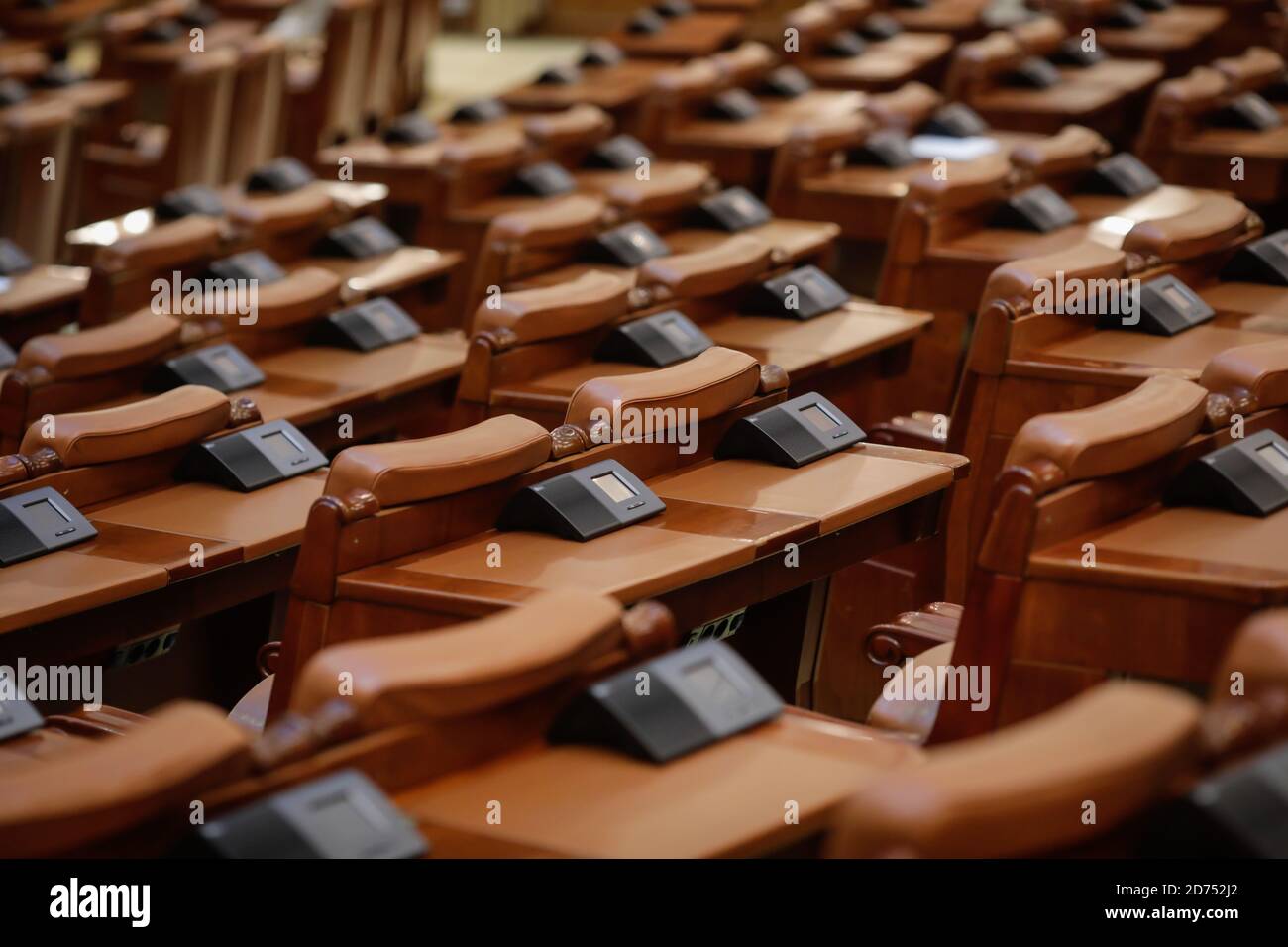 Bukarest, Rumänien - 20. Oktober 2020: Leere Sitze im Abgeordnetenhaus des rumänischen Parlaments während des Ausbruchs des Covid-19. Stockfoto