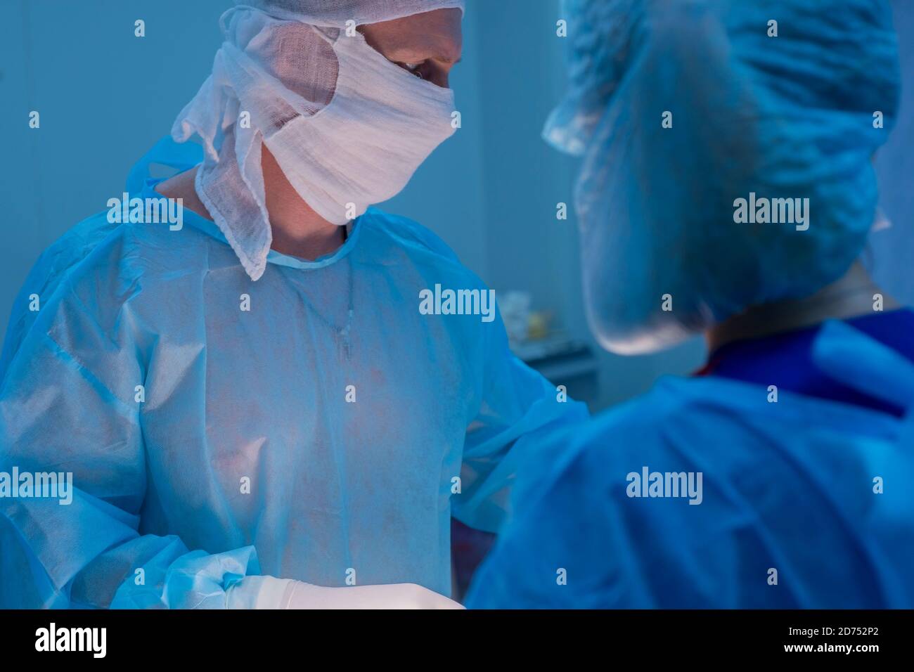 Chirurgen Kinder urologische Operationen durchführen. Ein Mann und eine Frau in einer Maske und einem blauen sterile Mantel in den Operationssaal. Ein Team von Chirurgen ist Co Stockfoto