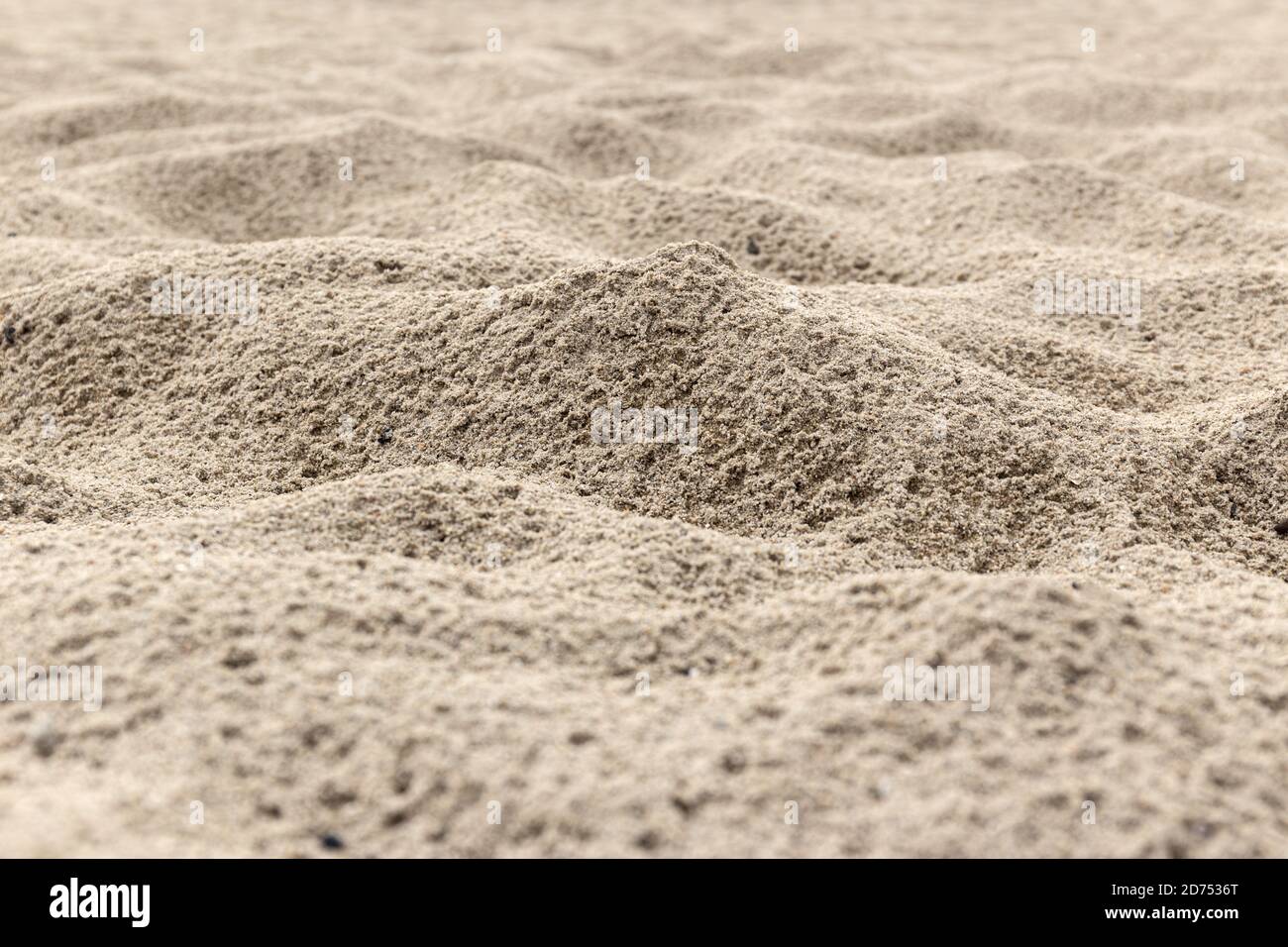 Sand Hintergrundstruktur nach Regen. Feuchter Sandstrand Stockfoto