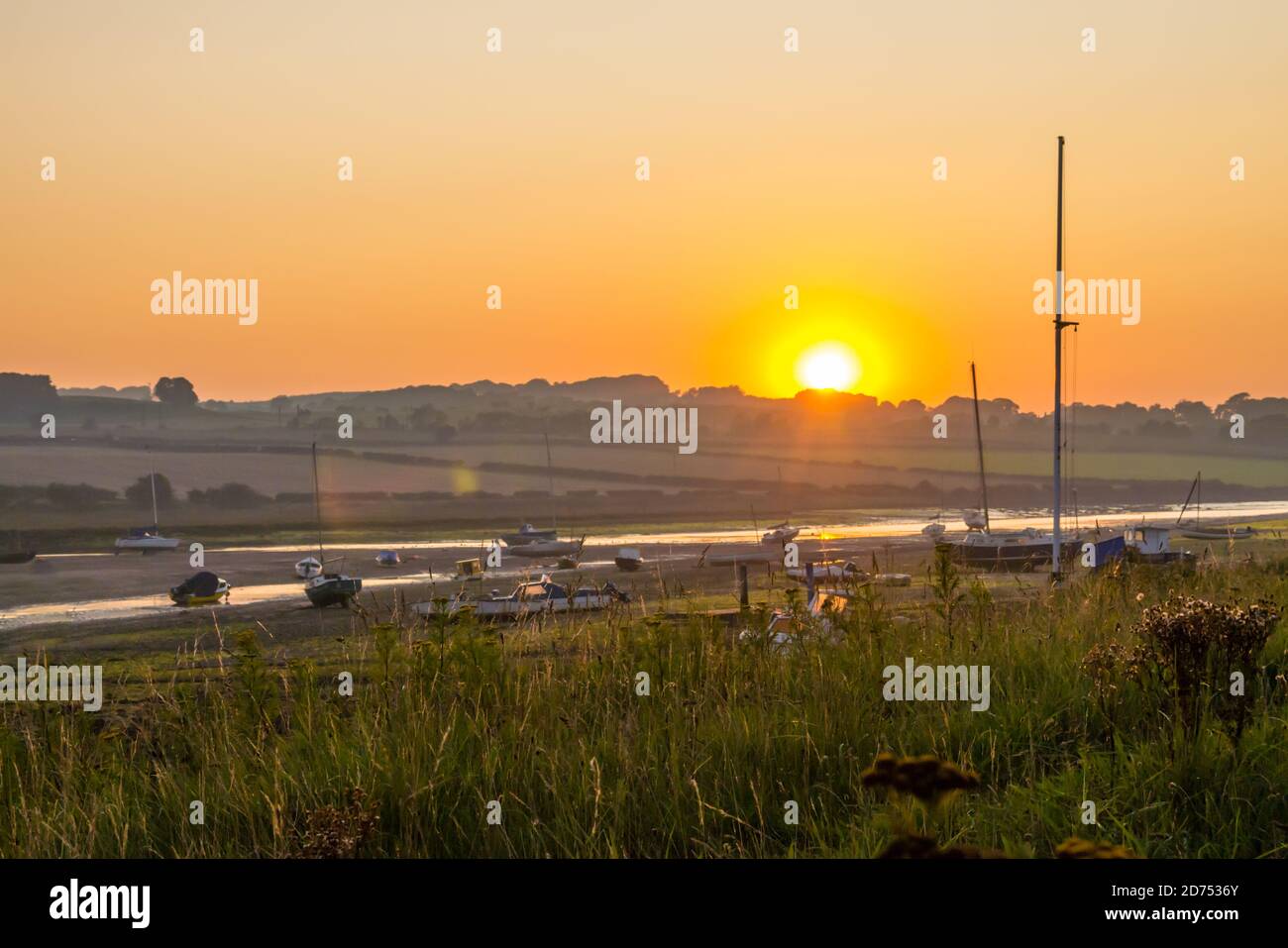 Ein goldener Sonnenuntergang über dem Fluss Aln bei Alnmouth Harbour, Alnmouth, Northumberland Stockfoto