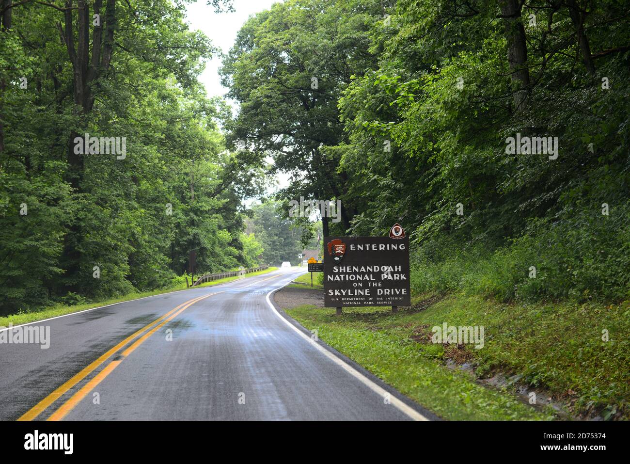 Shenandoah National Park Skyline Drive Schild in Virginia, USA. Der Shenandoah National Park ist ein Teil der Blue Ridge Mountains in Virginia. Stockfoto