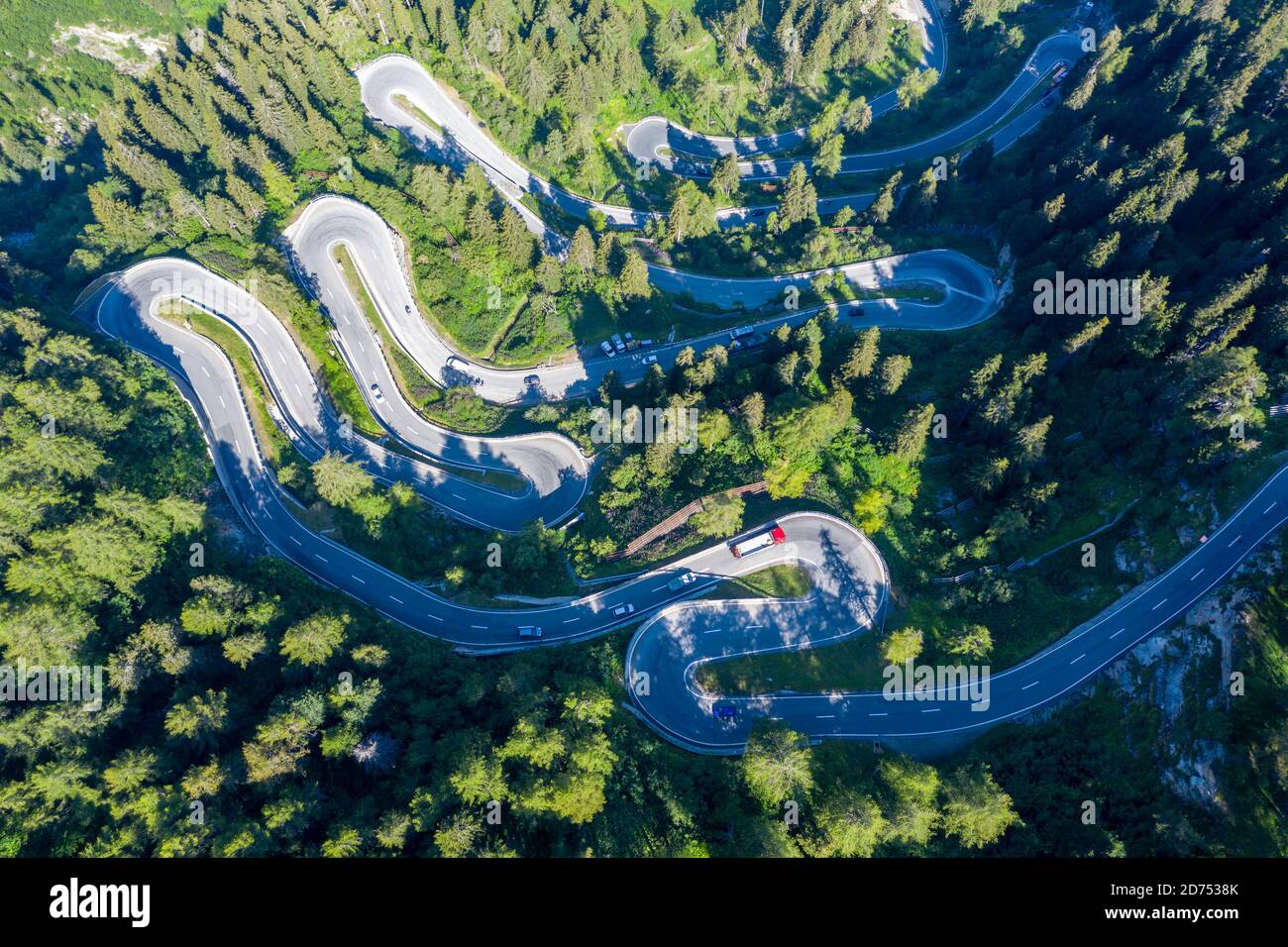 Kurven des Majola-Gebirgspasses, Drohnenschuss, Schweiz Stockfoto