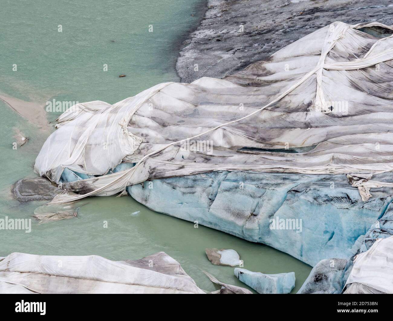 Rhonegletscher bedeckt mit Platten, um das Eis vor dem Schmelzen über der Gletscherhöhle zu schützen, Belvedere, Schweiz Stockfoto