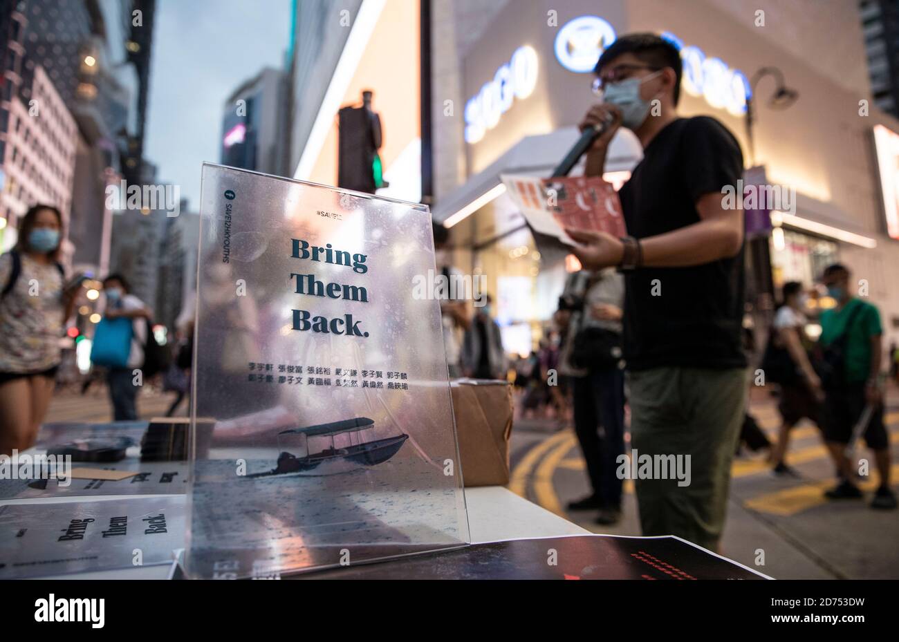 Eine transparente Karte "Bring them Back" während der Kundgebung.Pro-Demokratie-Aktivisten versammelten sich in Hongkong zur Unterstützung der 12 Hongkonger, die im Festland China inhaftiert waren, nachdem sie angeblich im August 2020 versucht hatten, nach Taiwan zu fliehen, um politisches Asyl zu beantragen. Die 12 Inhaftierten haben in Hongkong verschiedene politische Verbrechen begangen und mussten vor Gericht auf Kaution freigelassen werden, als sie flohen. Stockfoto