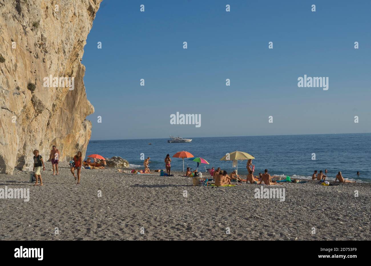 Touristen auf einem Naturstrand in Andalusien, Spanien, Europa Stockfoto