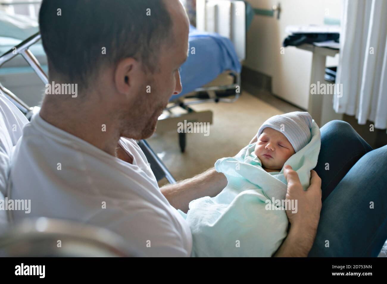 Vater mit ihrem neugeborenen Baby im Krankenhaus einen Tag Nach der Geburt Stockfoto