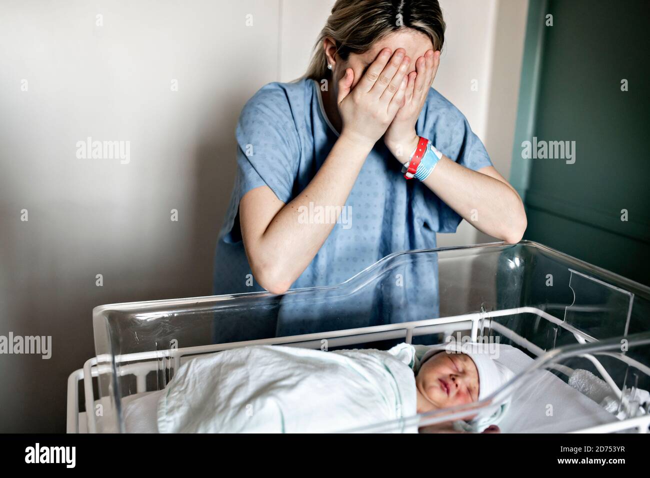 Traurig und bedrücken Mutter mit ihrem neugeborenen Baby bei der