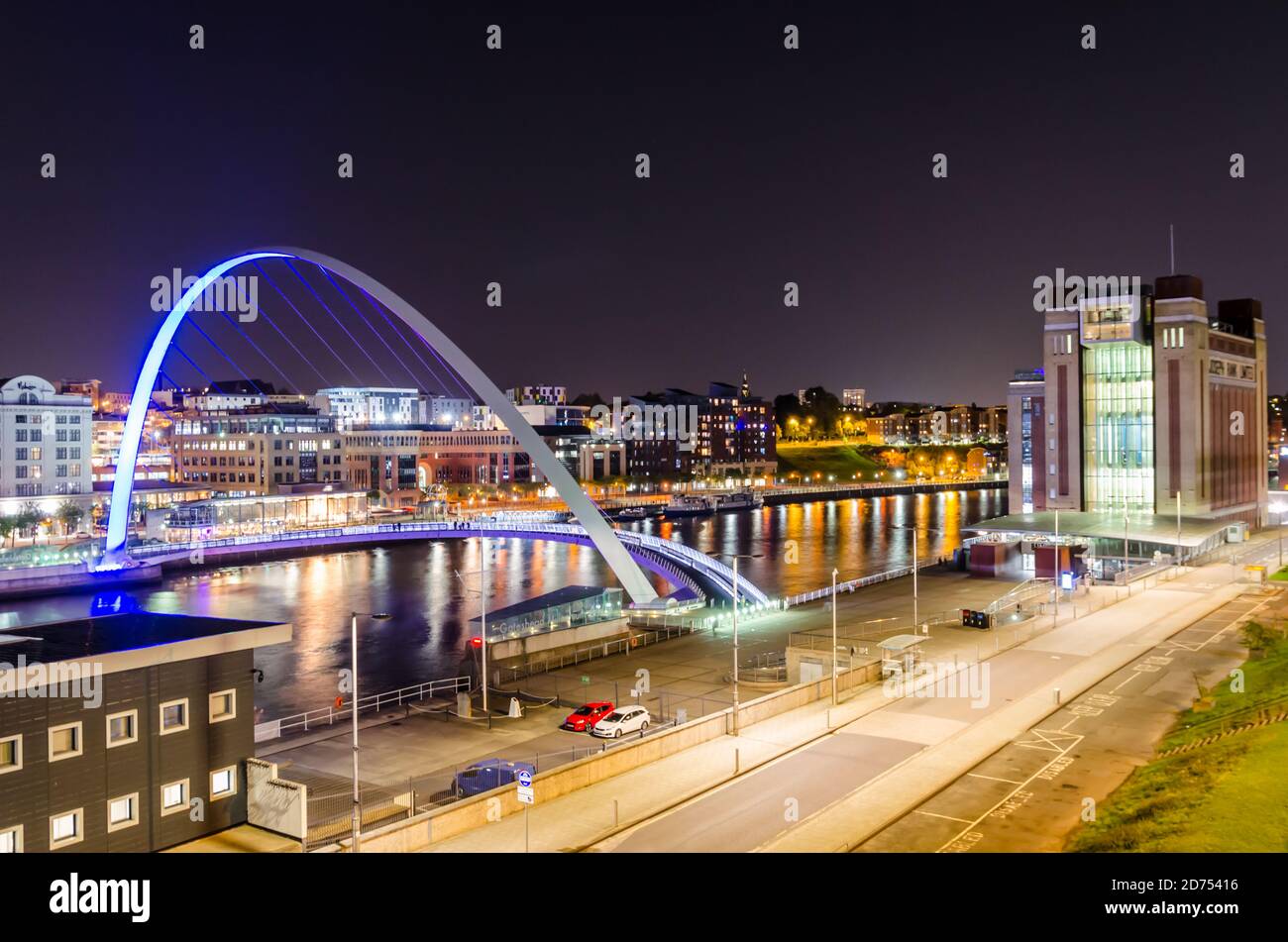 Die Gateshead Millenium Bridge und der Fluss Tyne von Gateshead aus gesehen, in der Nacht Stockfoto