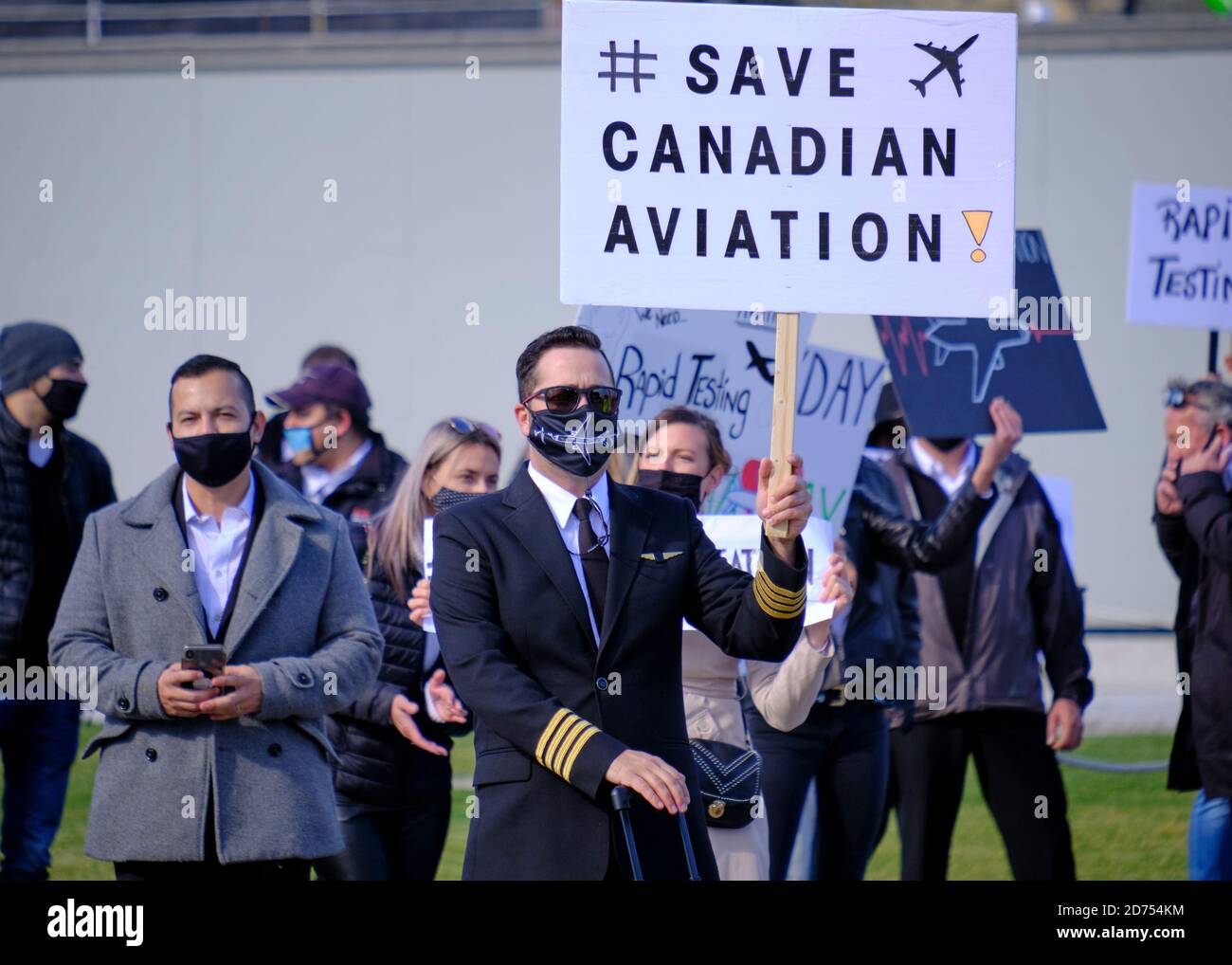 Ottawa, Kanada. Oktober 2020. Einige hundert Mitarbeiter kanadischer Fluggesellschaften, darunter Piloten, Flugbegleiter und Wartungsarbeiter, marschierten vor dem kanadischen Parlament, um die Unterstützung der Regierung für die Luftfahrtindustrie zu fordern, die weiterhin mit der Covid-Krise von 19 zu kämpfen hat. Die Industrie erklärt, dass sie 8 Monate nach der Krise keine Unterstützung von der Regierung erhalten haben, dass Maßnahmen jetzt erforderlich sind, bevor Unternehmen zusammenbrechen, um Arbeitsplätze zu erhalten. Kredit: Meanderingemu/Alamy Live Nachrichten Stockfoto