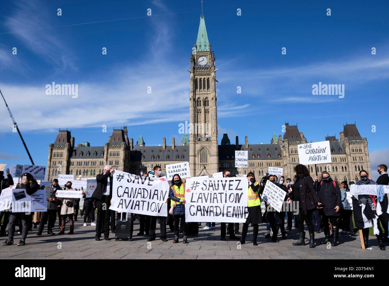 Ottawa, Kanada. Oktober 2020. Einige hundert Mitarbeiter kanadischer Fluggesellschaften, darunter Piloten, Flugbegleiter und Wartungsarbeiter, marschierten vor dem kanadischen Parlament, um die Unterstützung der Regierung für die Luftfahrtindustrie zu fordern, die weiterhin mit der Covid-Krise von 19 zu kämpfen hat. Die Industrie erklärt, dass sie 8 Monate nach der Krise keine Unterstützung von der Regierung erhalten haben, dass Maßnahmen jetzt erforderlich sind, bevor Unternehmen zusammenbrechen, um Arbeitsplätze zu erhalten. Kredit: Meanderingemu/Alamy Live Nachrichten Stockfoto