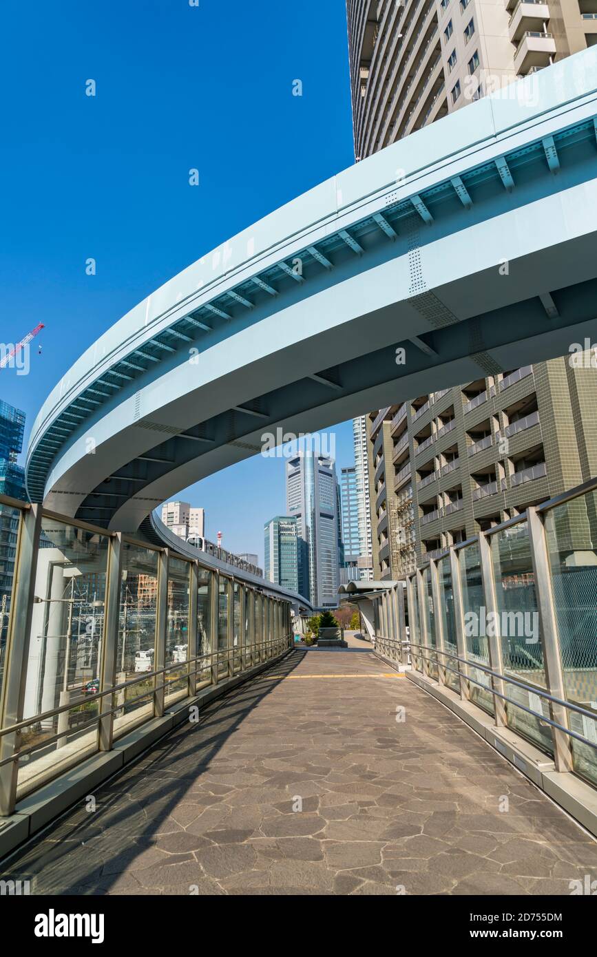 Transit Yurikamome läuft auf erhöhten Bahngleis Shiodome Tokyo Japan. Stockfoto