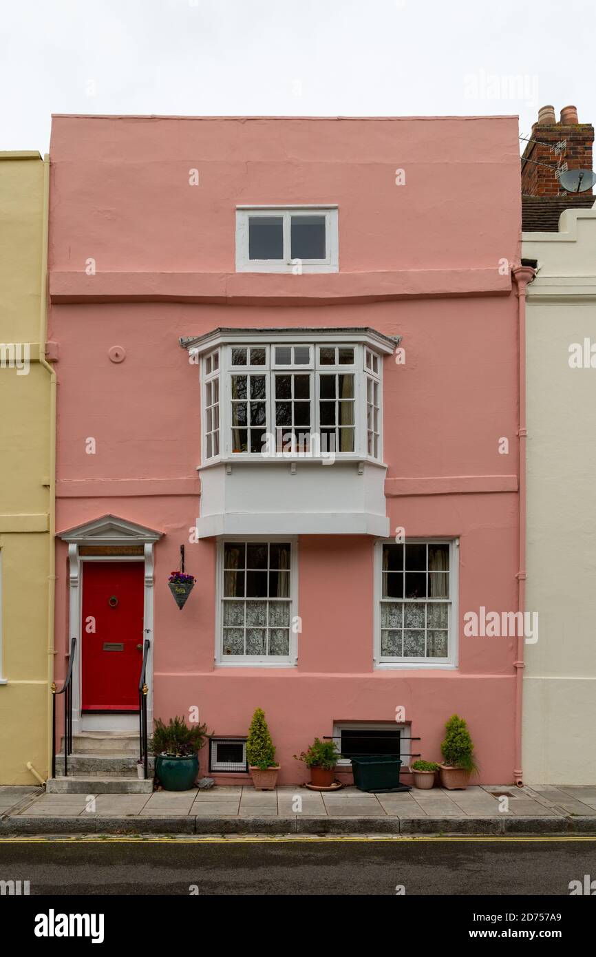 Das Äußere eines typisch englischen georgianischen Hauses in leuchtendem Pink, Portsmouth, UK Stockfoto