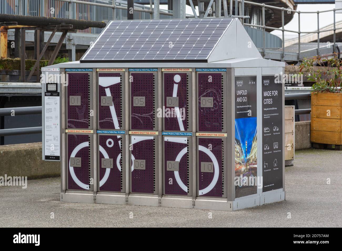 Ein Pay as you Ride Bike Shed, das Fahrräder beherbergt, die für den Tag gemietet werden können, Portsmouth UK Stockfoto