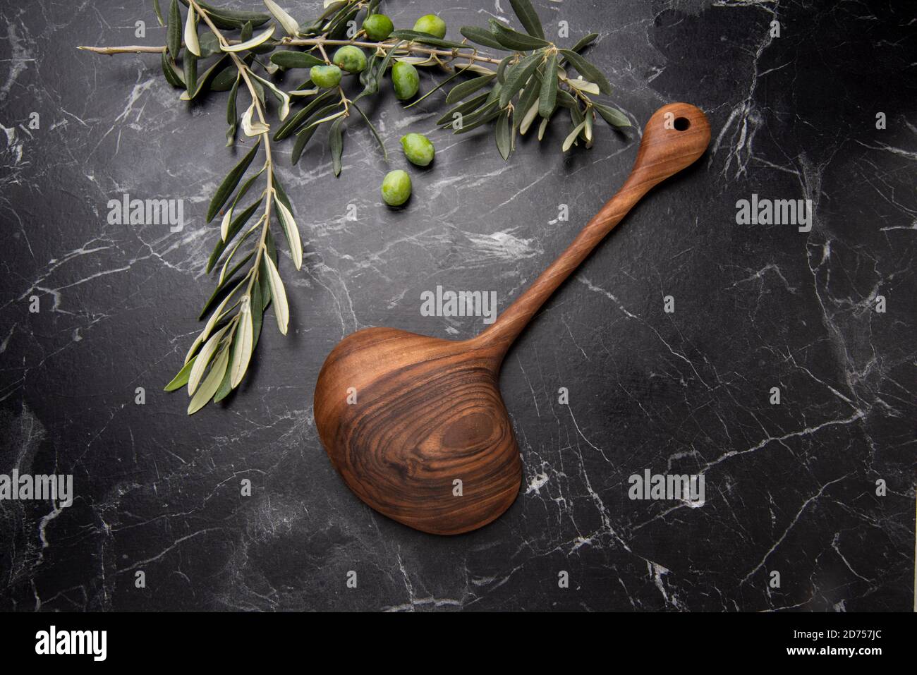 Handgefertigte Holzlöffel in der Küche Stockfoto