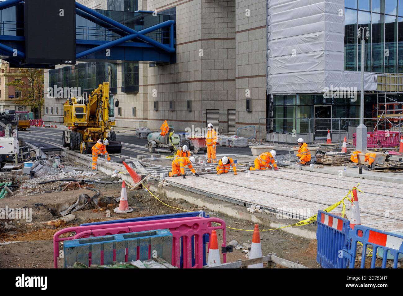 Bauarbeiter bauen Straßenbahnschienen für die West Midlands Metro entlang der Broad Street in Birmingham, Großbritannien Stockfoto