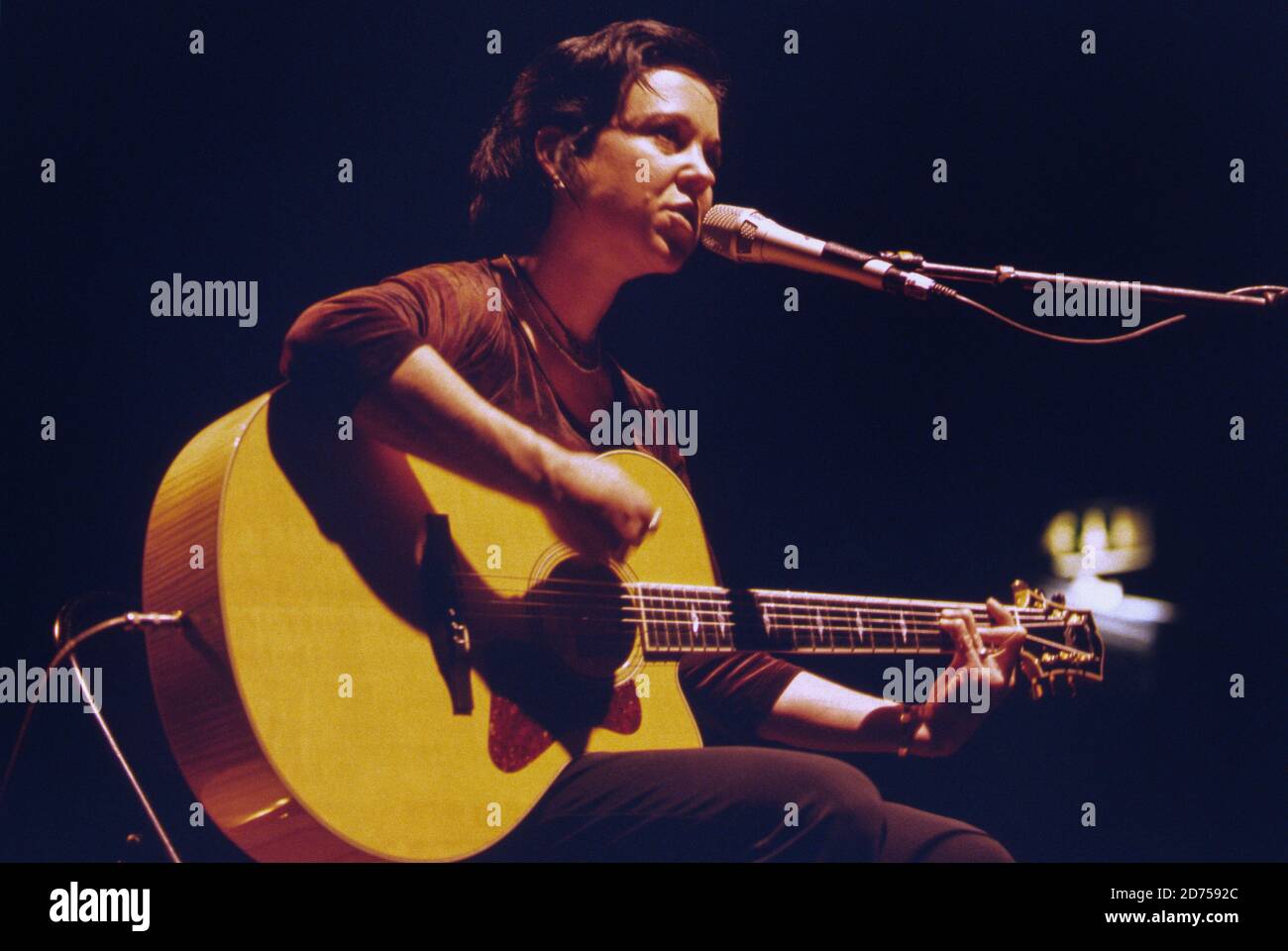 Die amerikanische Singer-Songwriterin Kirstin Hersh tritt im Shepherds Bush Empire auf 27. April 2001, London, England, Großbritannien. Stockfoto