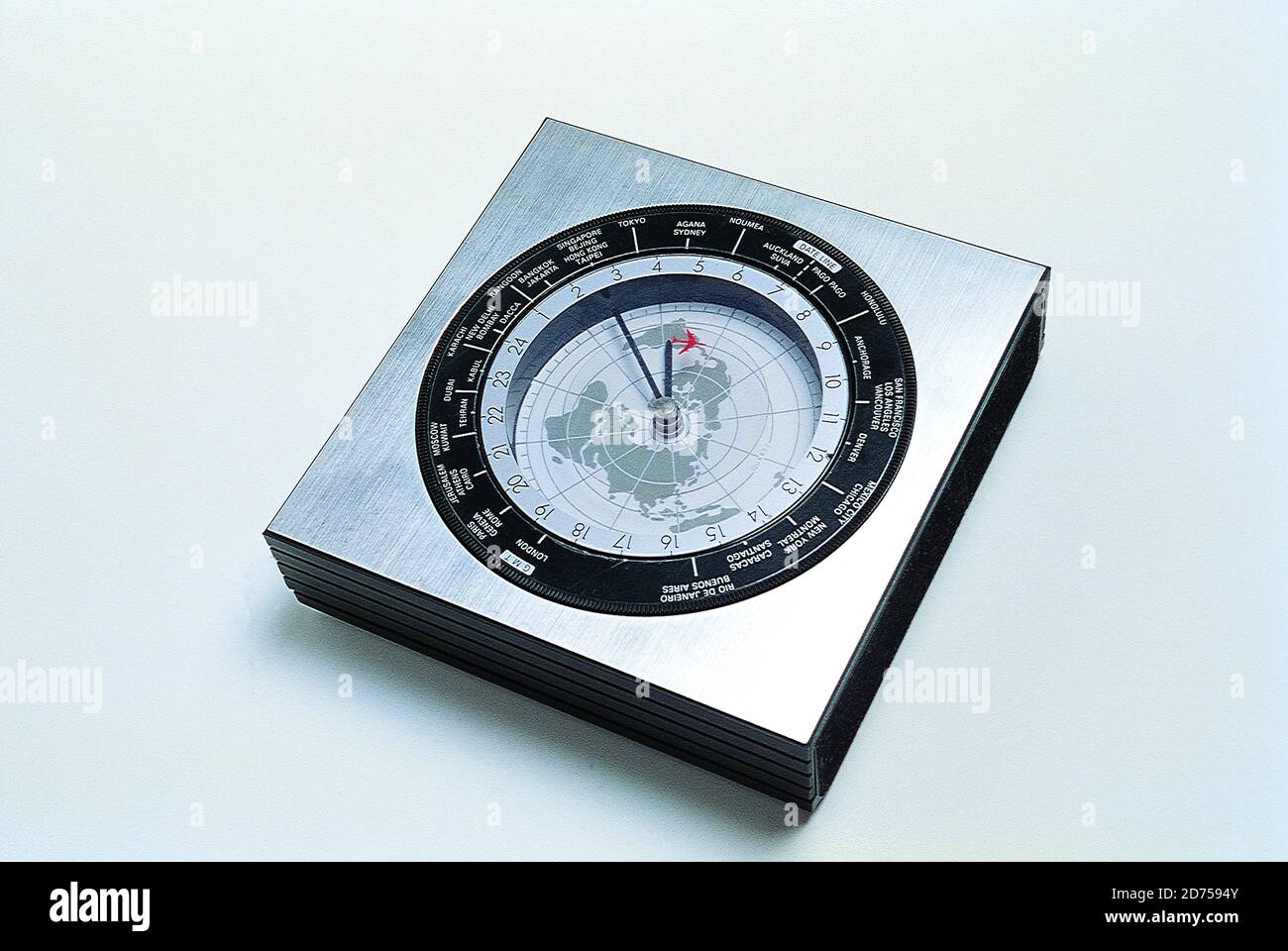 Kompass isolierter Hintergrund. Form schwarzen Kreis Edelstahl Zahlen und Meilen Richtungen. Konzept Zeichen Symbole Werkzeug für Wissenschaft, Reisen, Tourismus etc... Stockfoto