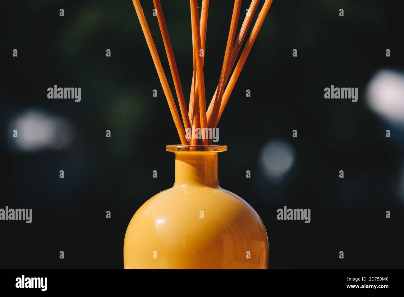 Gelber aromatischer Diffusor von Zara Home Stockfoto