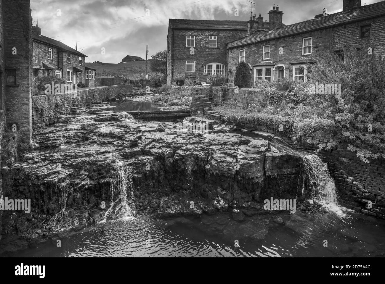 Wasserfall durch das alte Dorf Hawes in der Yorkshire Dales Stockfoto