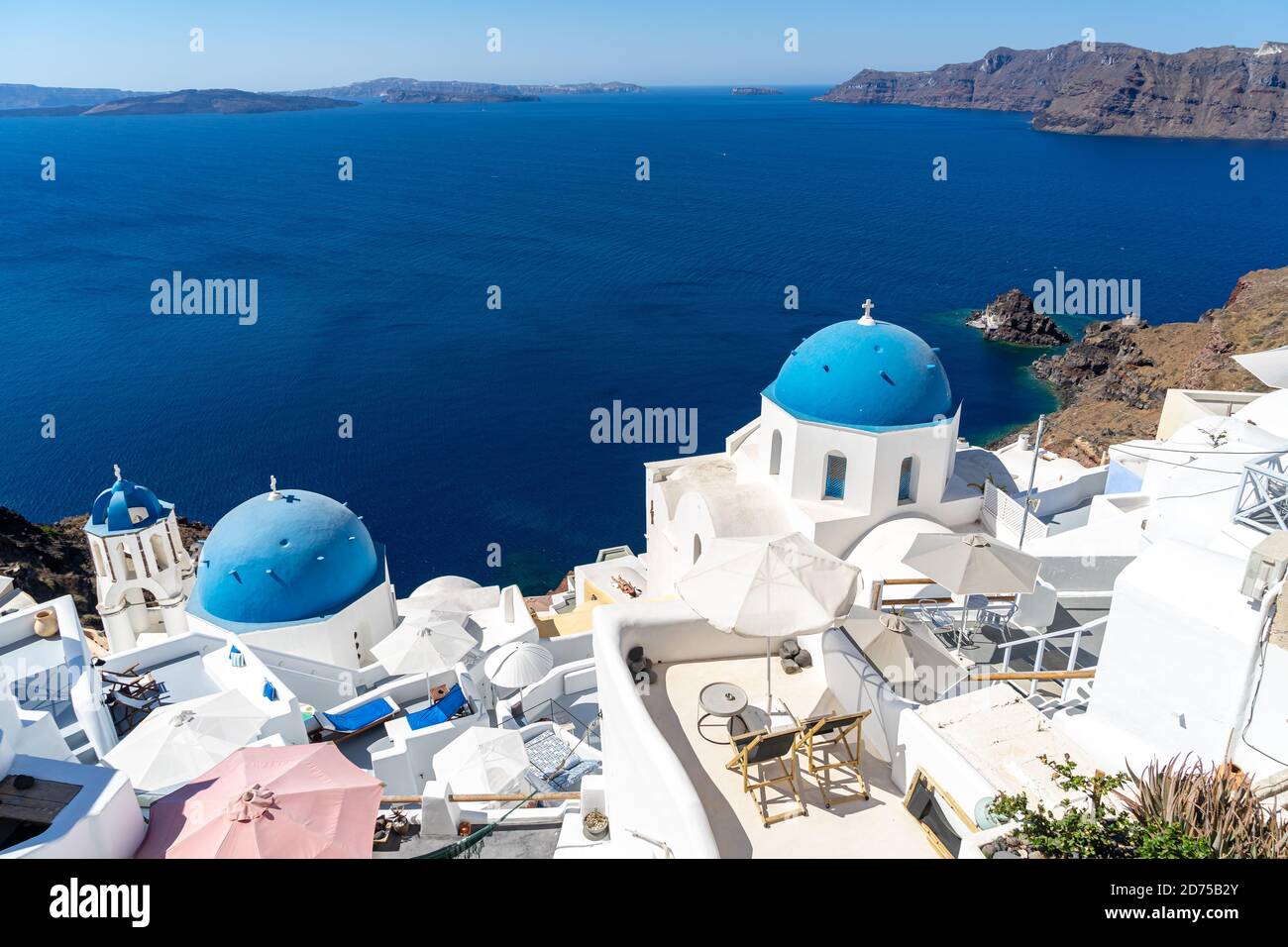 Panoramablick auf Santorini Caldera mit berühmten alten blauen Kuppeln Der orthodoxen Kirchen Stockfoto