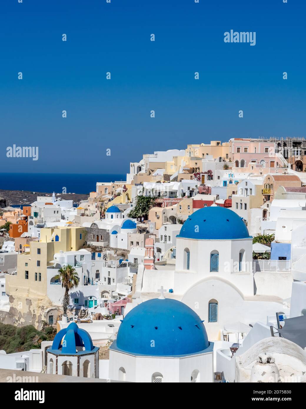 Panoramablick auf Oia, Santorini mit berühmten alten blauen Kuppeln orthodoxer Kirchen Stockfoto
