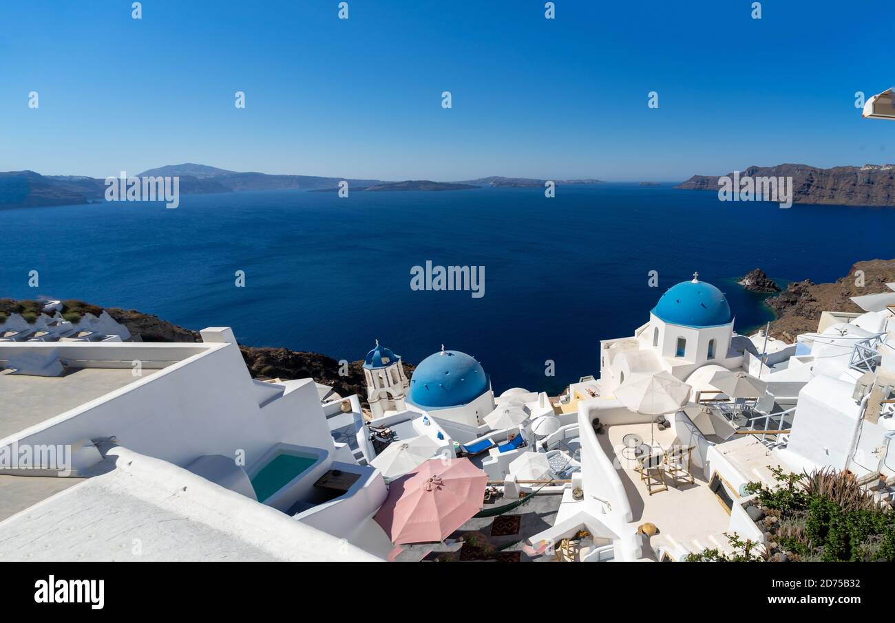 Panoramablick auf Santorini Caldera mit berühmten alten blauen Kuppeln Der orthodoxen Kirchen Stockfoto