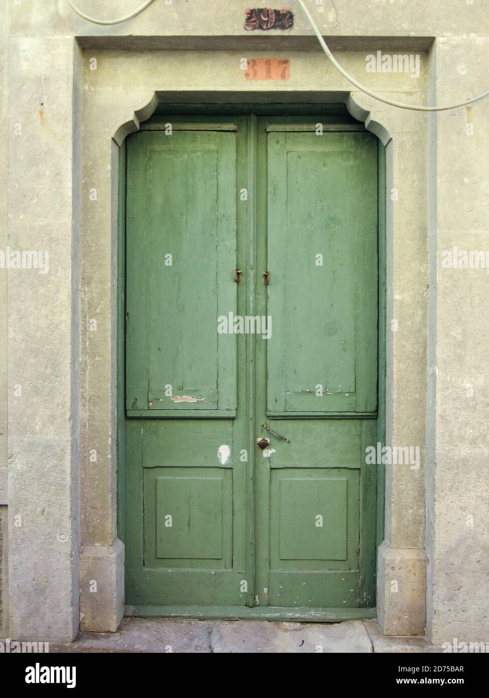 Alte traditionelle Holztür im Dorf Mesotopos, auf Lesbos (Lesbos) Insel, Ägäis, Griechenland, Europa. Stockfoto