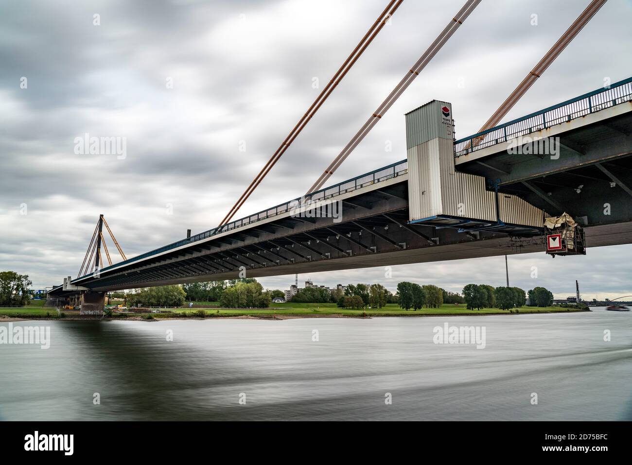 Autobahn A40 Rheinbrücke Neuenkamp bei Duisburg, Seilbahnbrücke, mit erheblichen Brückenschäden, Risse in den Trägern, nur 4 von 6 Bahnen sind Stockfoto