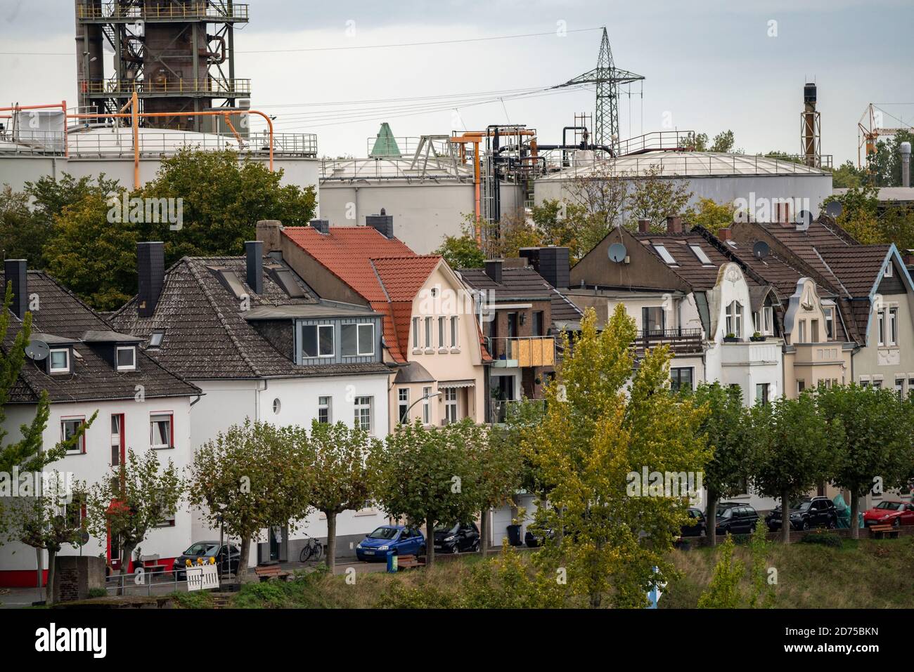 Wohngebäude an der Wilhelmallee, Rheinpromenade, in Duisburg-Homberg, am Rhein, vor den Tanks und Gebäuden des Venator Deutschland Stockfoto