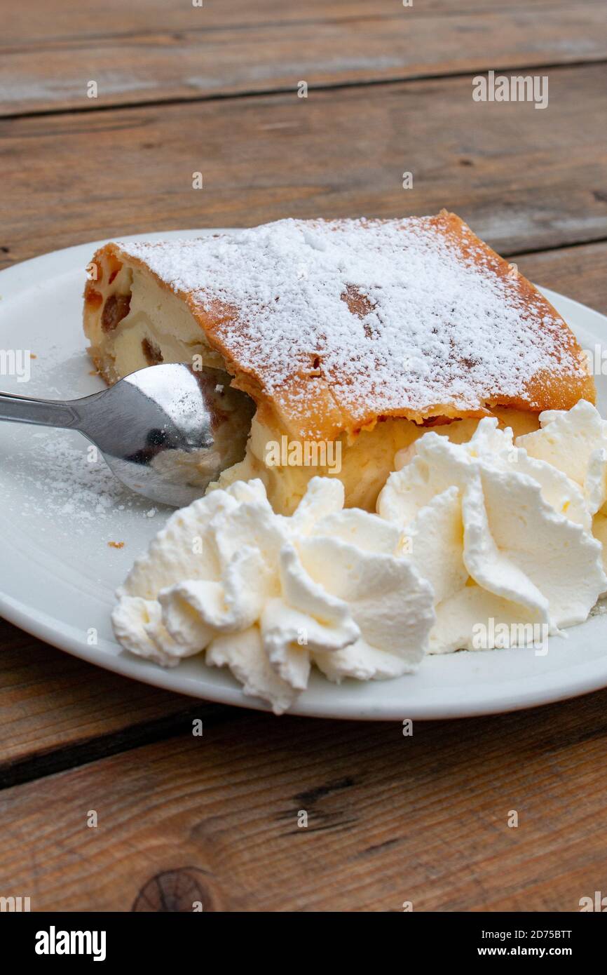Quark-Strudel aus Quark-Käse Stockfoto