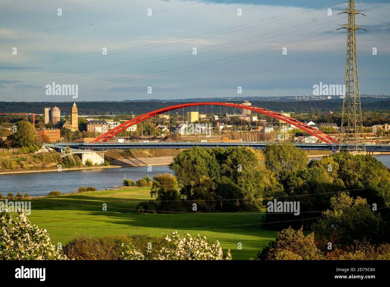 Rhein bei Duisburg, Brücke der Solidarität, Moerser Straße, Rheinhausen, Duisburg, NRW, Deutschland, Stockfoto