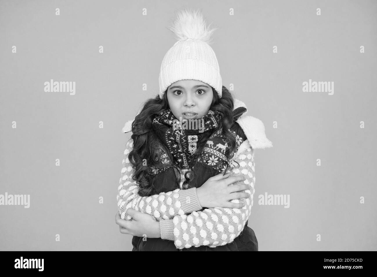 Bleiben Sie aktiv. Draußen ist es kalt. Warme Strickmode für Kinder. Wintervibes. Porträt des Mädchen-Hüpfers. Jugendstraßenmode. Winterschacht. In dieser Saison kalt. Kleiden Sie sich in Schichten und tragen Sie einen Hut. Winter träumt. Stockfoto