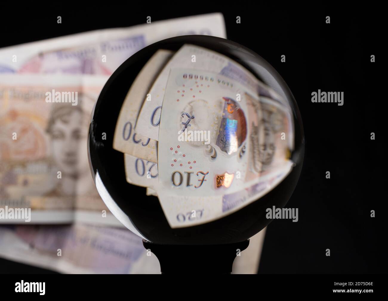 Crystal Futures oder Wahrsagerei Ball spiegelt eine britische 10 Pfund Sterling Note als Konzept für den Wechselkurs für Die Währung Stockfoto