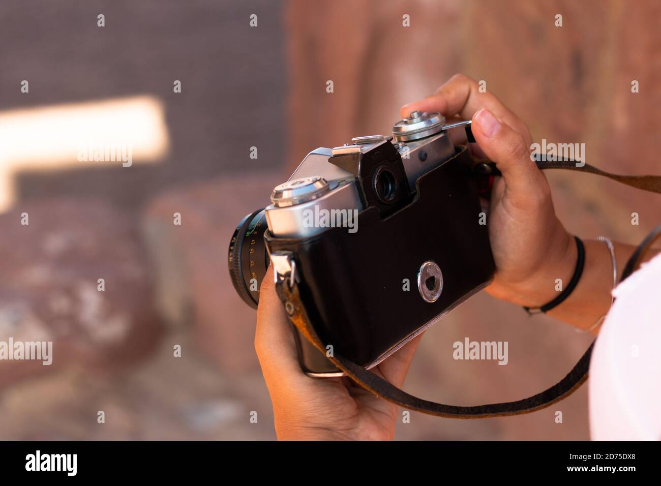 Nahaufnahme der Hände einer jungen Frau mit einer alten Analogkamera. Fotokonzept Stockfoto