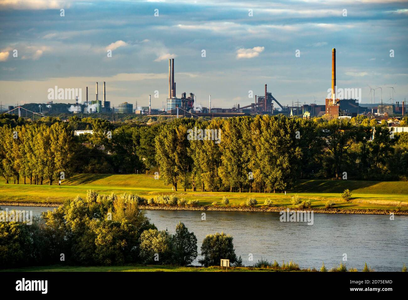 Blick über die Rheinlandschaft bei Duisburg, nach Norden, thyssenkrupp Steel, Stahlwerk Bruckhausen, NRW, Deutschland, Stockfoto