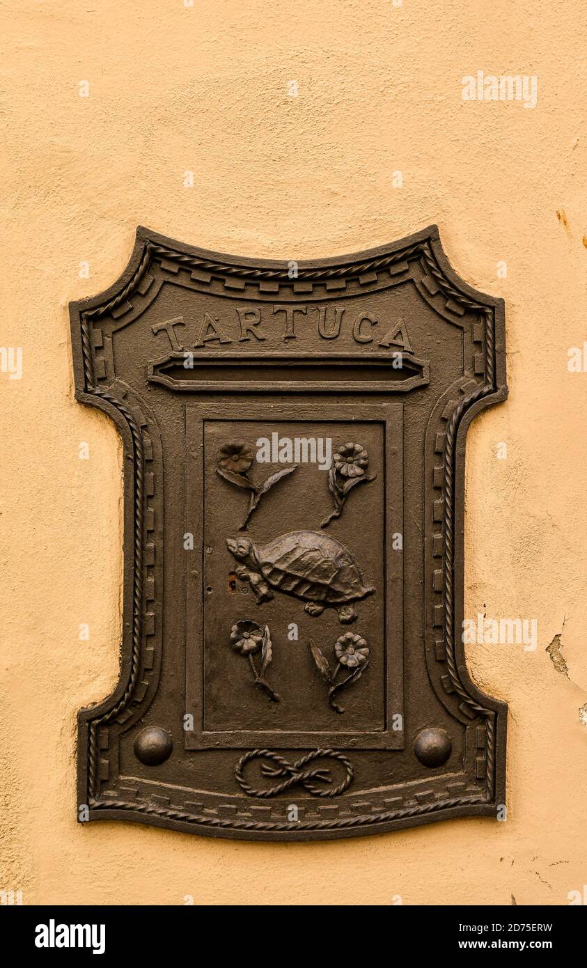Schmiedeeiserner Briefkasten mit dem Wappen der Contrada della Tartuca (Handel der Schildkröte) in der Altstadt von Siena, Toskana, Italien Stockfoto
